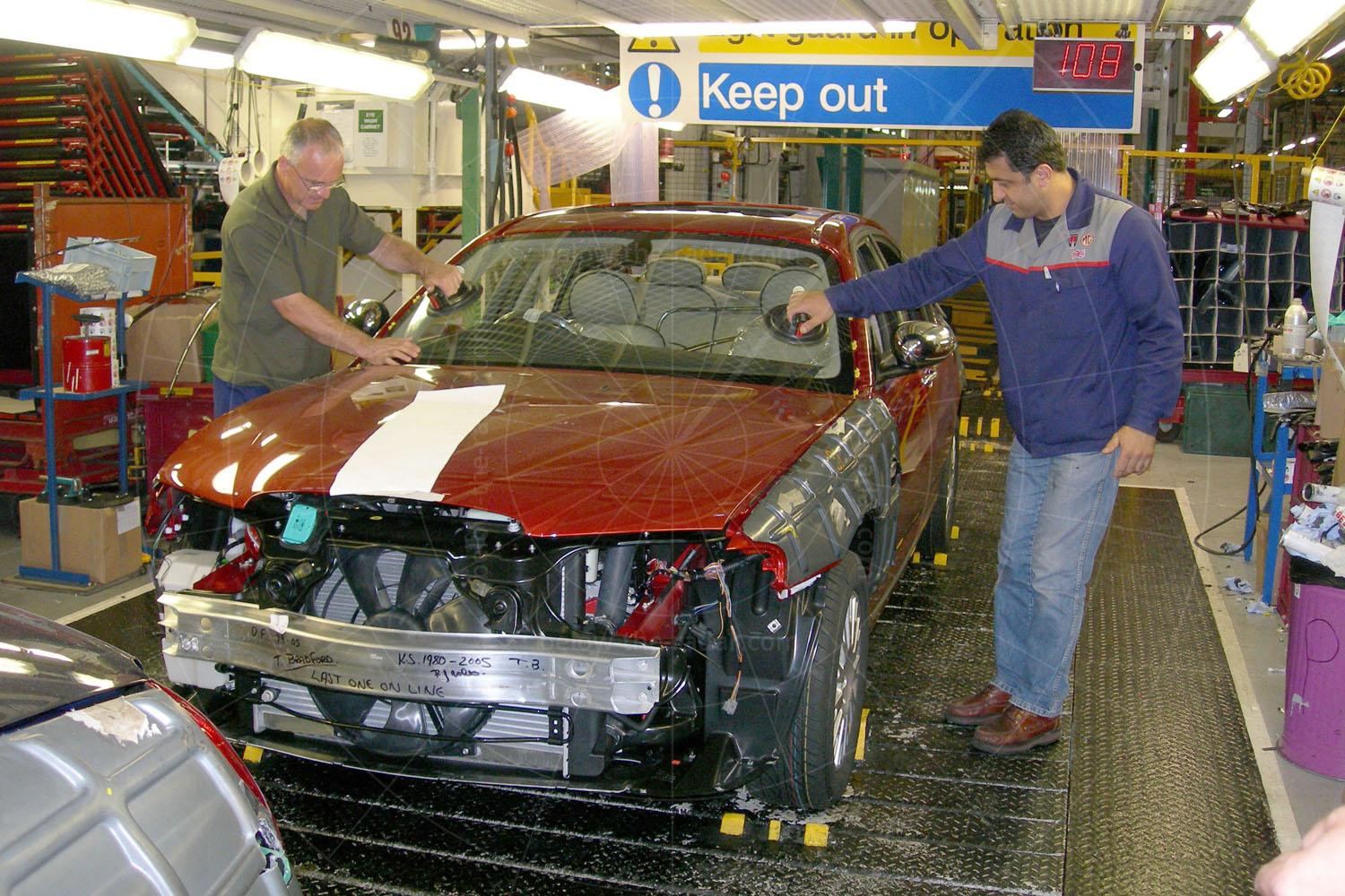 The windscreen also has to be placed and fixed by hand, right in front of the automatic glazing cell